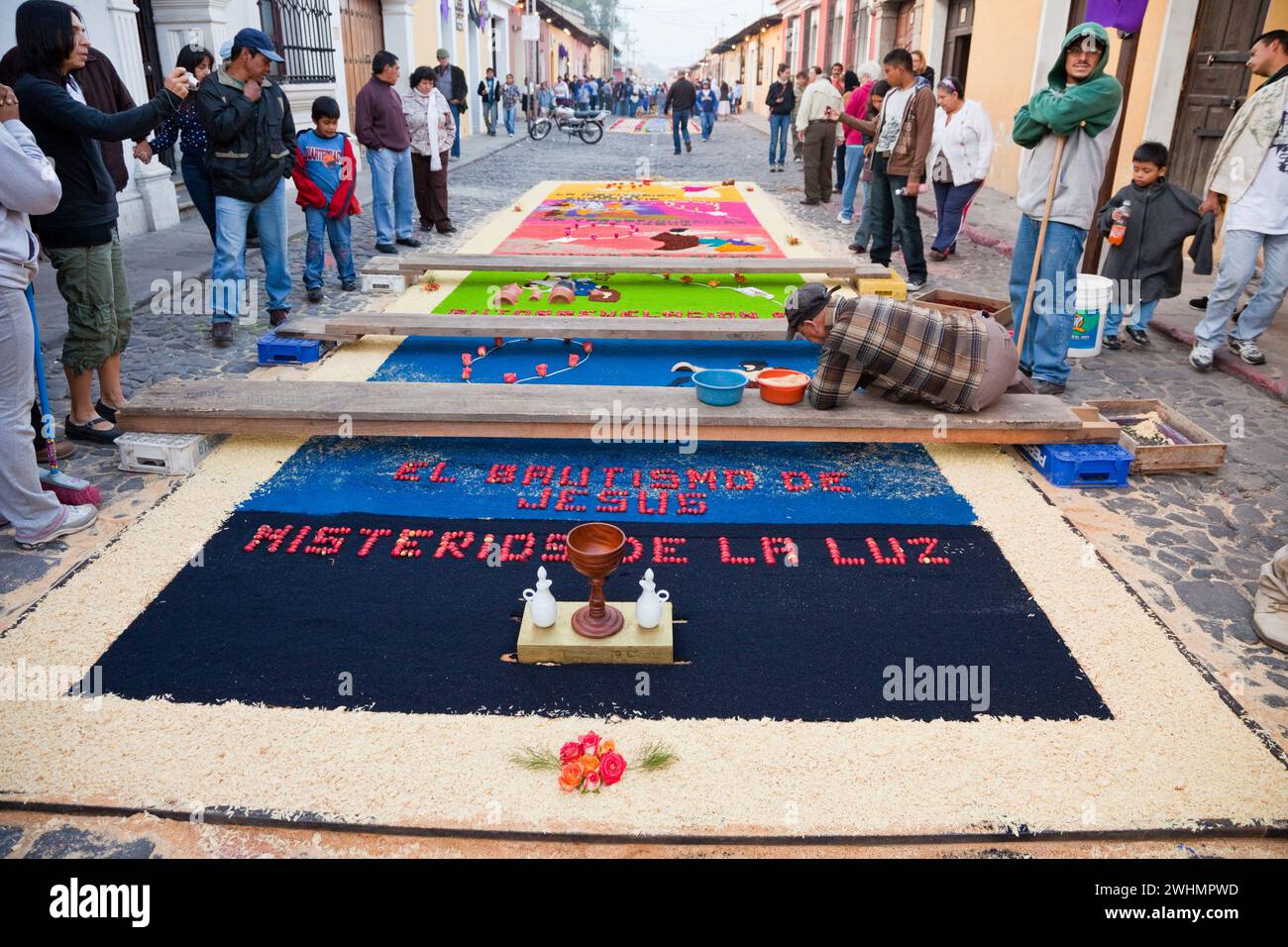 Antigua, Guatemala. Bereiten Sie einen Alfombra (Teppich) aus Blumen, Kiefernnadeln und anderen traditionellen Materialien vor, um die Straße vor dem zu dekorieren Stockfoto