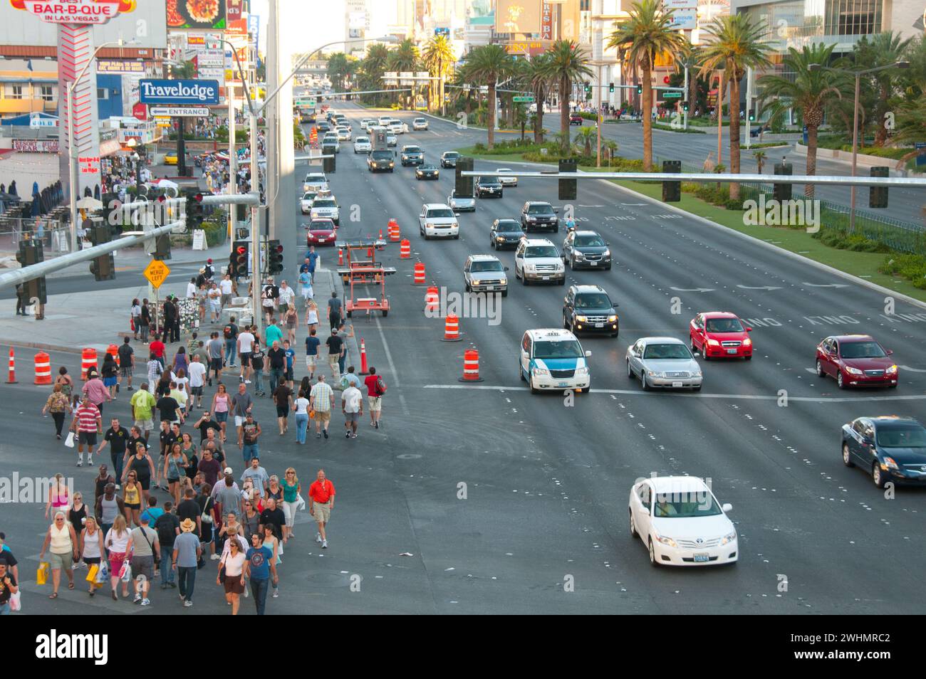 Hektische Stunden mit Menschen und Vechicles in den Straßen von Las Vegas Stockfoto