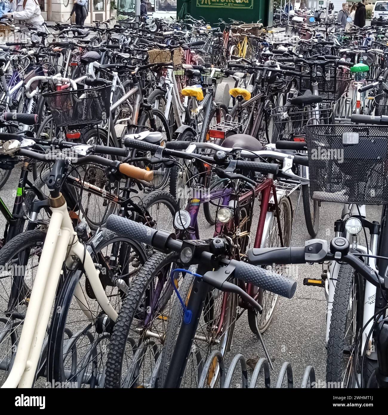 Parken von Fahrrädern oder Fahrrädern Stockfoto