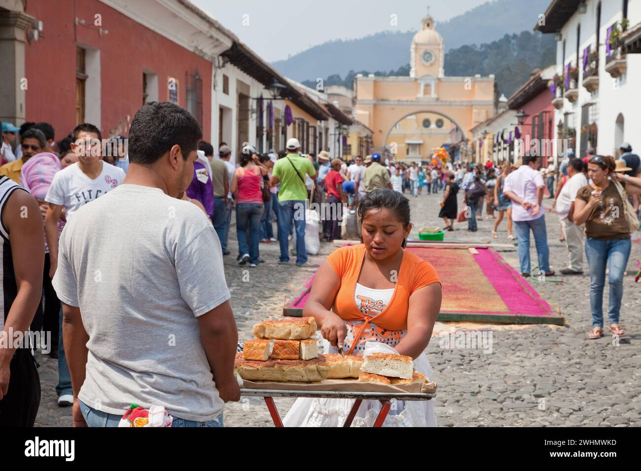 Antigua, Guatemala. Straßenverkäufer, der während der Karwoche Corbata, eine Süßigkeit aus Weizenmehl, verkauft, La Semana Santa. Stockfoto