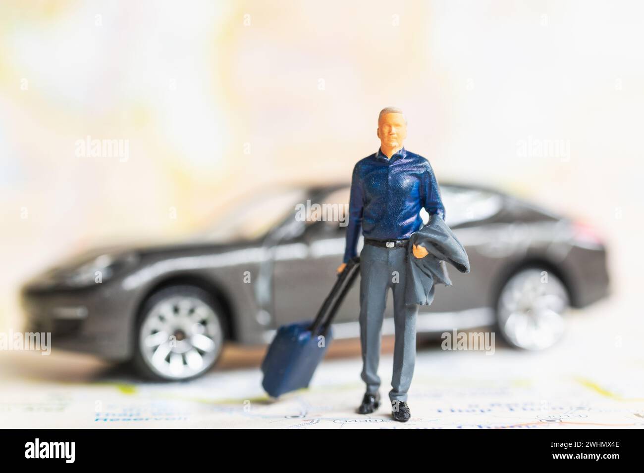 Miniaturleute Geschäftsmann mit Gepäck auf der Karte Stockfoto
