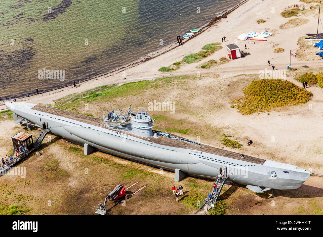 U-Boot U995 am Strand, an der Küste in Laboe. Deutsches U-Boot U-995. Luftaufnahme Stockfoto