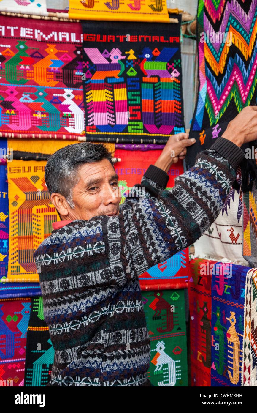 Chichicastenango, Guatemala.  Anbieter von Wandbehänge und Souvenir Textilien in seinem Geschäft. Stockfoto