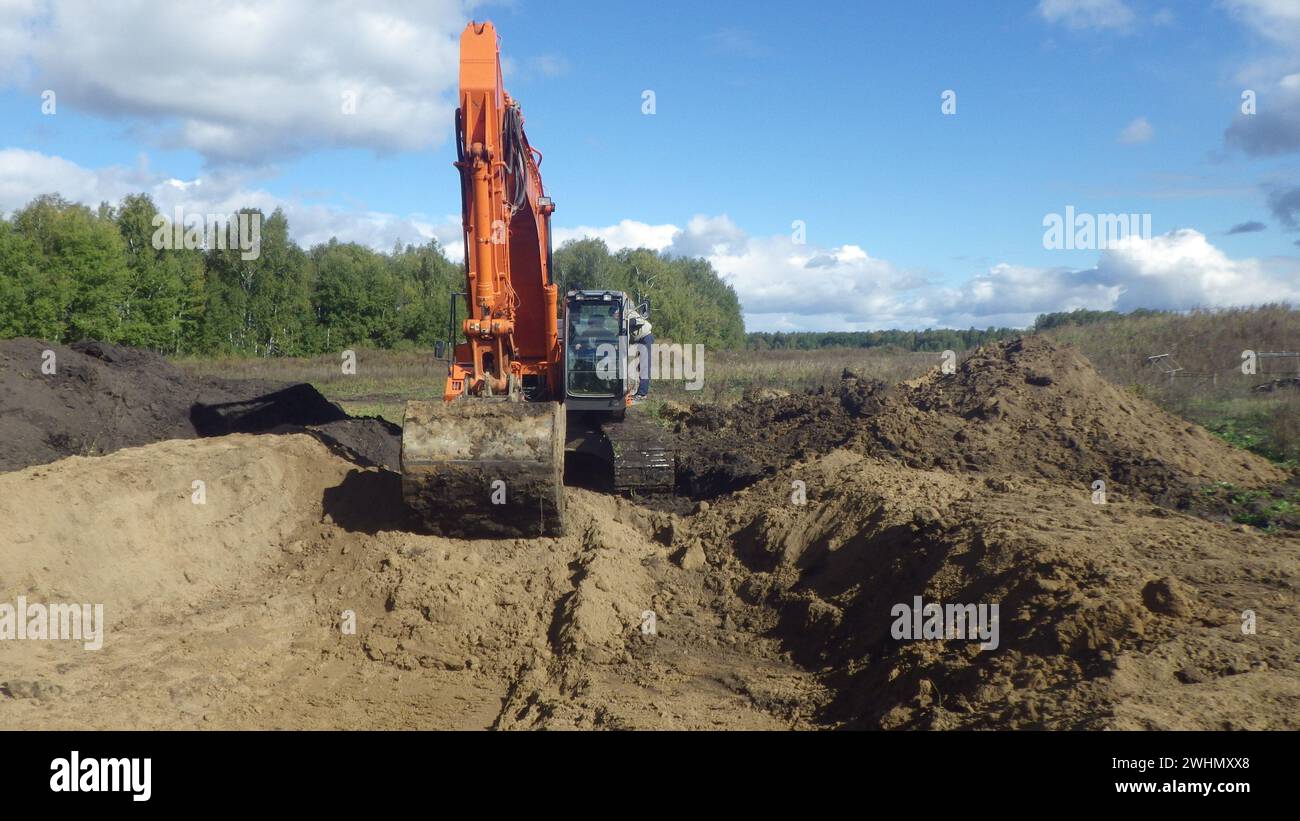 Bagger und Graben im Wasserbau Stockfoto