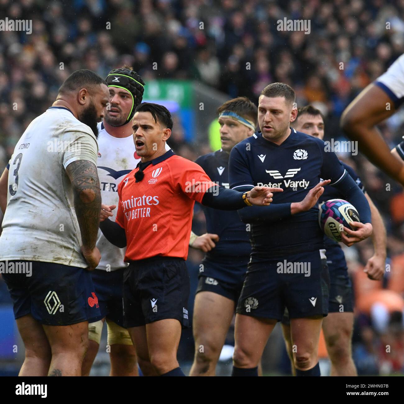 Scottish Gas Murrayfield Stadium. Edinburgh.Scotland.UK. 10. Feb 24.The Famous Grouse 6 Nations Series Match Scotland vs France.Schiedsrichter NIC Berry (RA) tauscht Wort mit Uini Antonio aus Frankreich, Finn Russell aus Schottland wartet auf seine Reihe. Quelle: eric mccowat/Alamy Live News Stockfoto