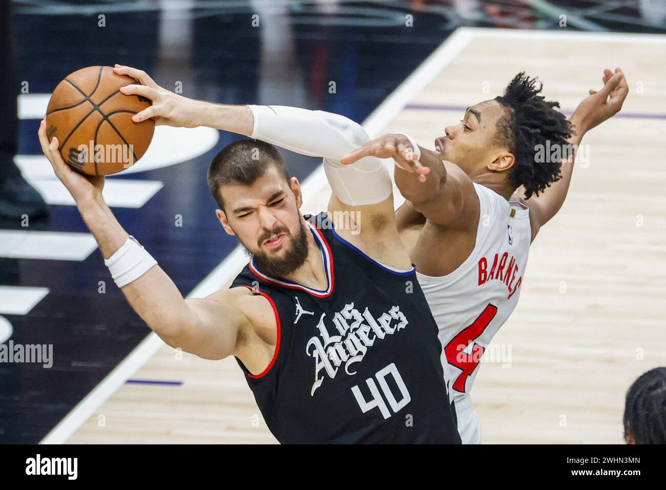 Los Angeles, Usa. Januar 2024. Ivica Zubac (L) und Scottie Barnes (R) von Toronto Raptors (R) wetteifern um den Ball während eines NBA-Basketballspiels in der Crypto.com Arena. Clippers 126-120 Raptoren. Quelle: SOPA Images Limited/Alamy Live News Stockfoto
