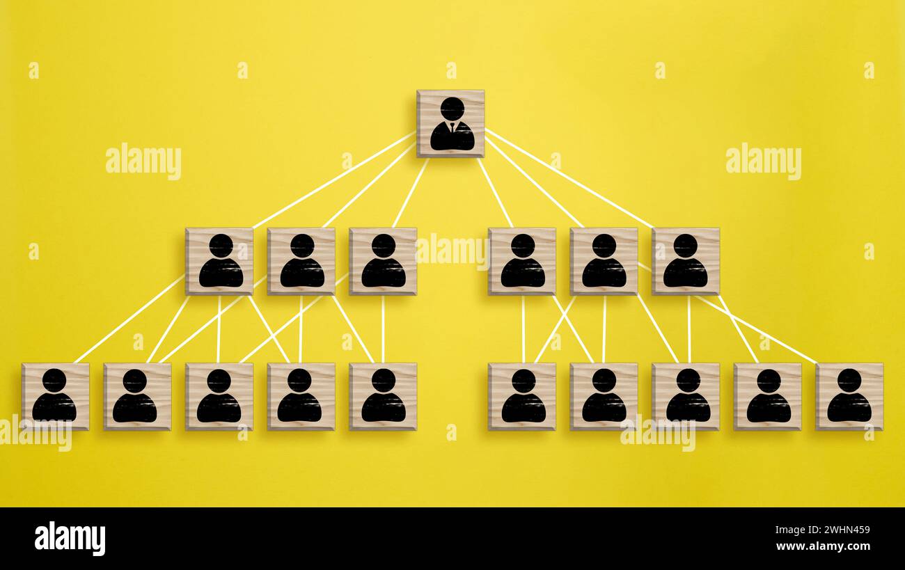 Holzblock mit Staff-Symbol, das Verbindungsnetzwerk für Organisationsstruktur soziales Netzwerk und Teamwork-Konzept verbindet, oben V Stockfoto