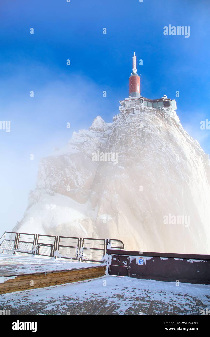 Die Bergstation von Aiguille du Midi bei Chamonix im Nebel Stockfoto