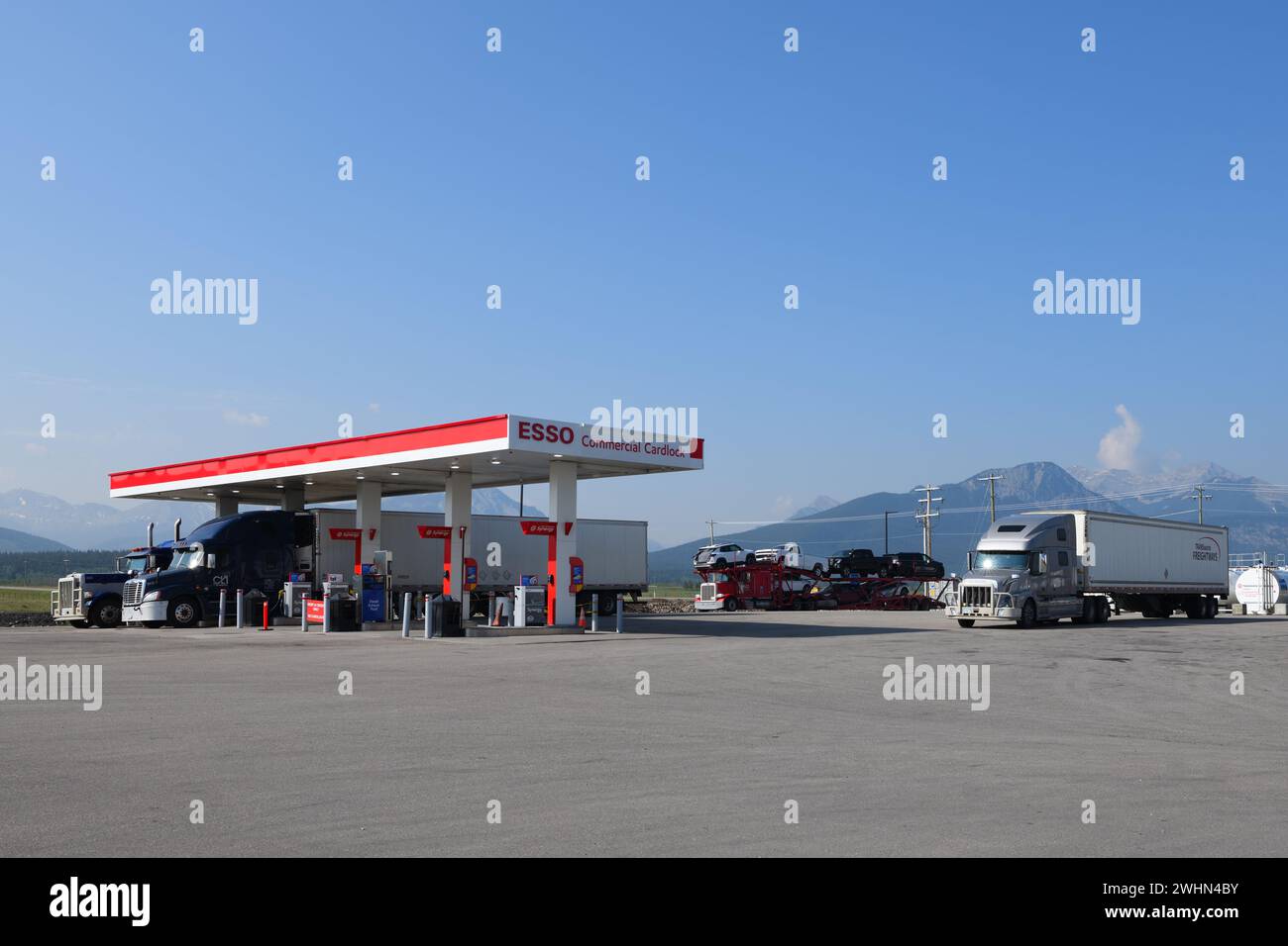 Eine Tankstelle für gewerbliche Lkw auf dem Trans Canada Highway in Kananaskis, Alberta, Kanada Stockfoto