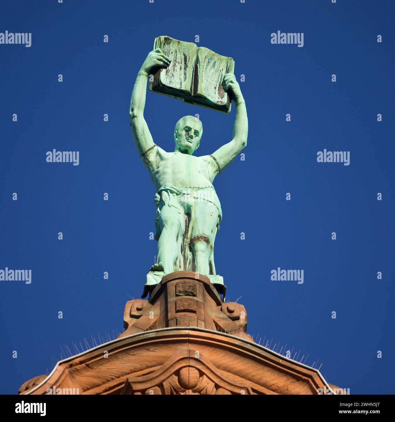 Kupferstatue mit dem Titel das Wissen am Wiesbadener Kurier, Deutschland, Europa Stockfoto