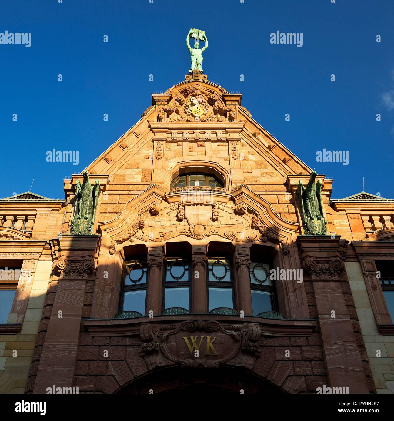 Kupferstatue mit dem Titel das Wissen am Wiesbadener Kurier, Deutschland, Europa Stockfoto