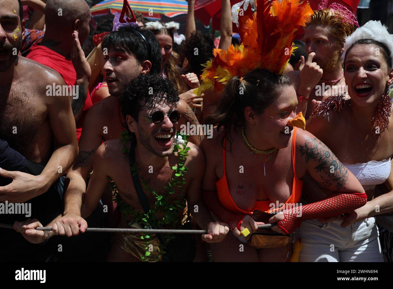 Am Samstag, den 10. Februar 2024, ziehen Straßenblöcke durch die Stadt Sao Paulo. (Foto: Fabio Vieira/FotoRua/NurPhoto) Credit: NurPhoto SRL/Alamy Live News Stockfoto