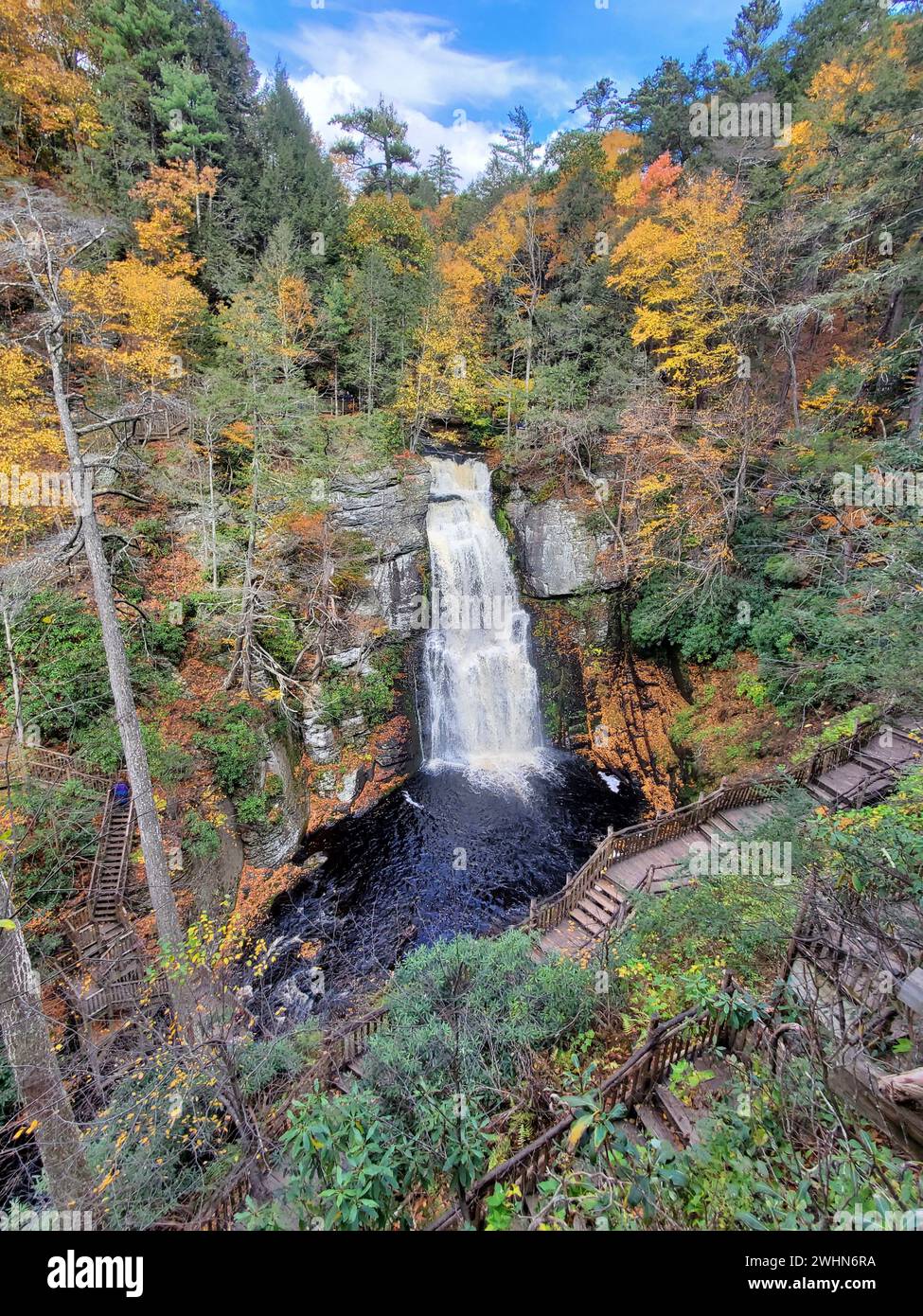 Wunderschöner Blick von oben auf den Hauptwasserfall umgeben von atemberaubendem Herbstlaub in der Nähe von Bushkill Falls, Pennsylvania, USA Stockfoto