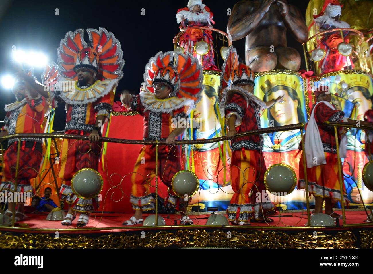 10. Februar 2024, Rio de Janeiro, Rio de Janeiro, Brasilien: RIO DE JANEIRO (RJ), 10/2024 - KONZENTRATION UND BEGINN DER PARADE SERENO DE CAMPO GRANDE IN MARQUES DE SAPUCAI RJ - Konzentration und Beginn der Paraden der Samba-Schule Ouro, Sereno de Campo Grande, in Marques de Sapucai im Zentrum von Rio de Janeiro am Samstag, 10. Februar 2024. (Foto: Fausto Maia/Thenews2/Zumapress) (Foto: © Fausto Maia/TheNEWS2 via ZUMA Press Wire) NUR REDAKTIONELLE VERWENDUNG! Nicht für kommerzielle ZWECKE! Stockfoto