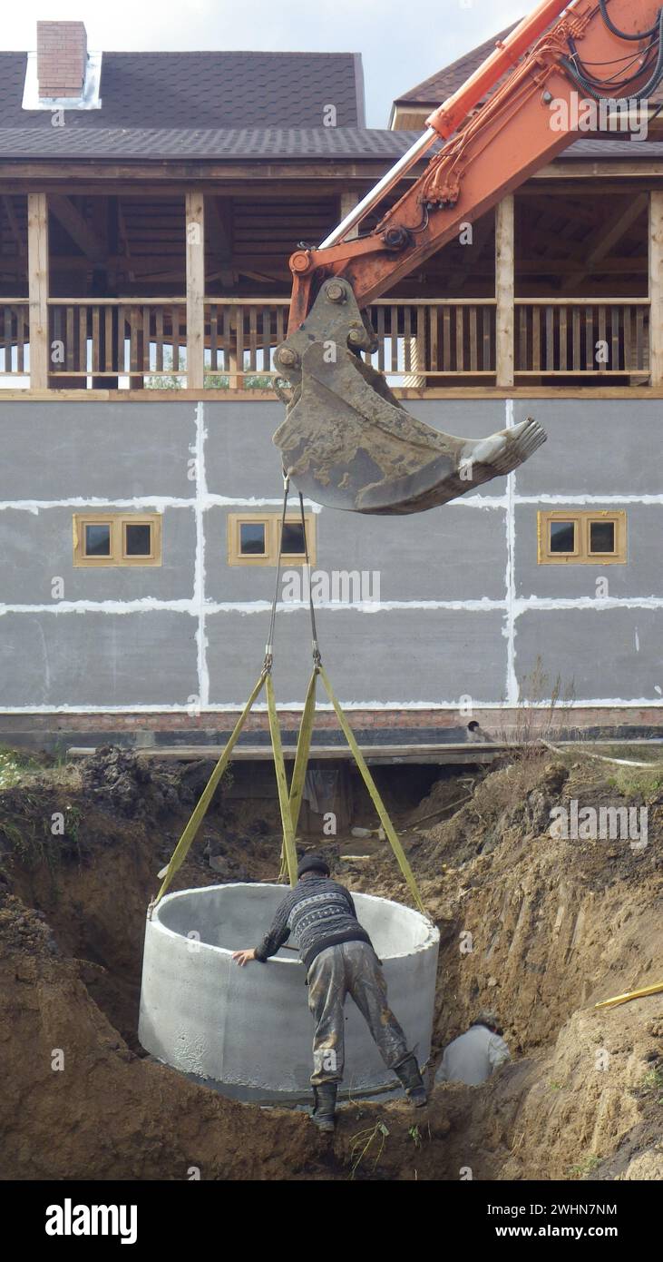Bagger und Graben im Wasserbau Stockfoto