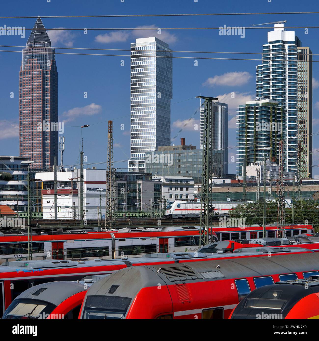 Erhöhter Blick auf die Stadt mit vielen Zügen, Bahnhof und Wolkenkratzern, Frankfurt am Main, Deutschland Stockfoto