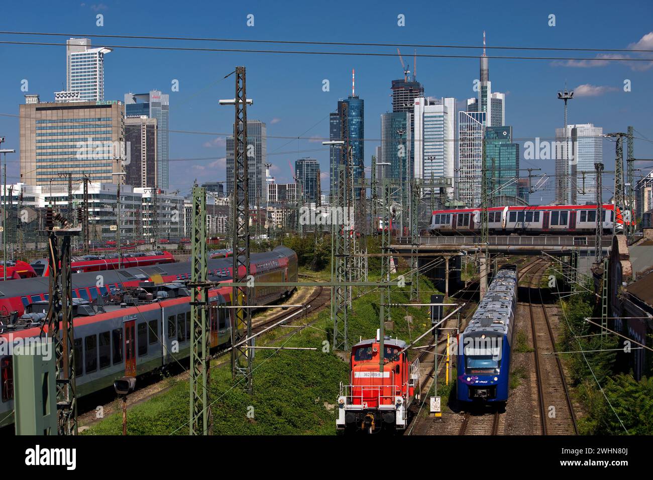 Erhöhter Blick auf die Stadt mit vielen Zügen, Bahnhof und Wolkenkratzern, Frankfurt am Main, Deutschland Stockfoto