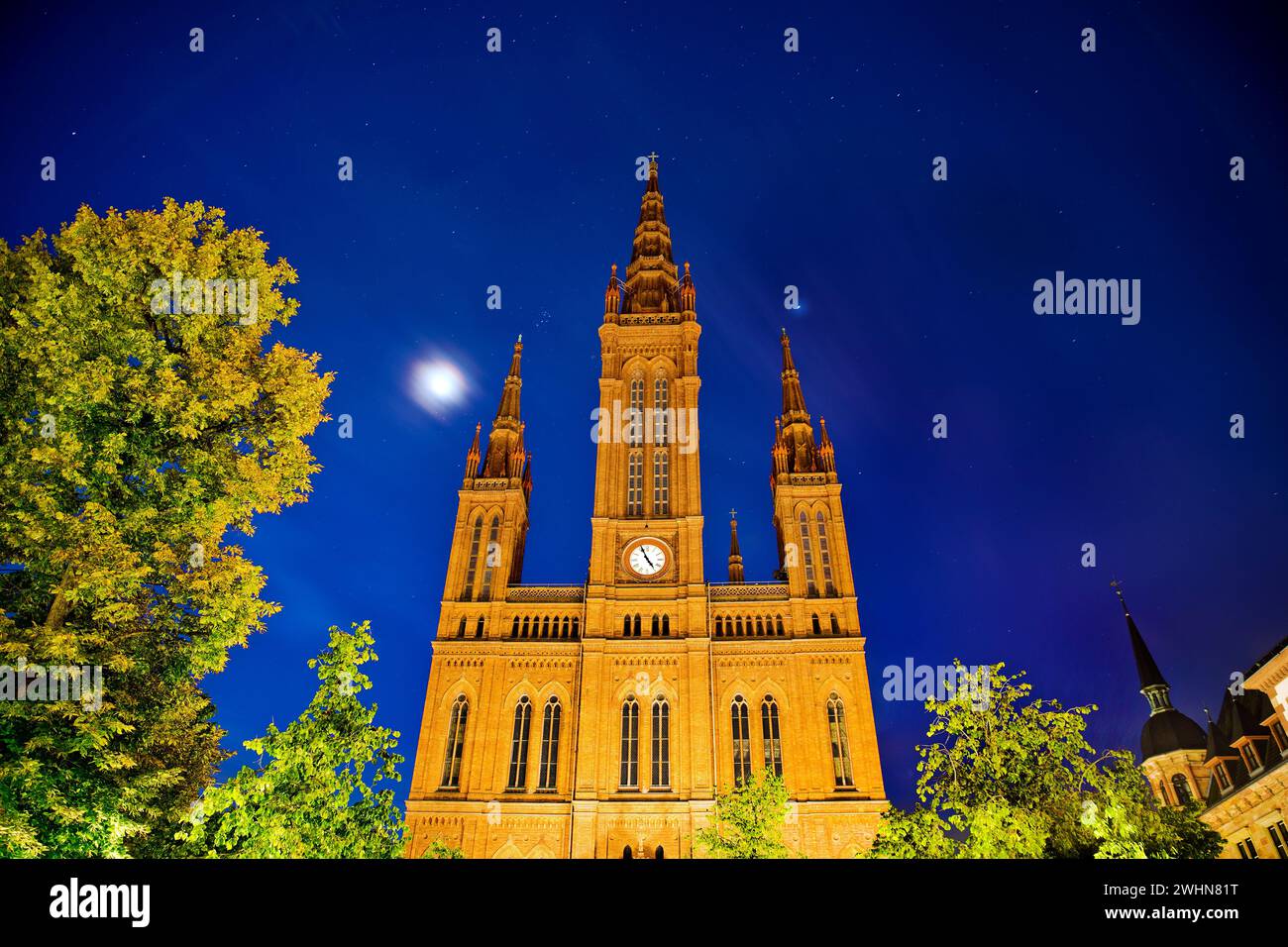 Neogotische Marktkirche mit Vollmond bei Nacht, evangelische Hauptkirche Wiesbaden Stockfoto