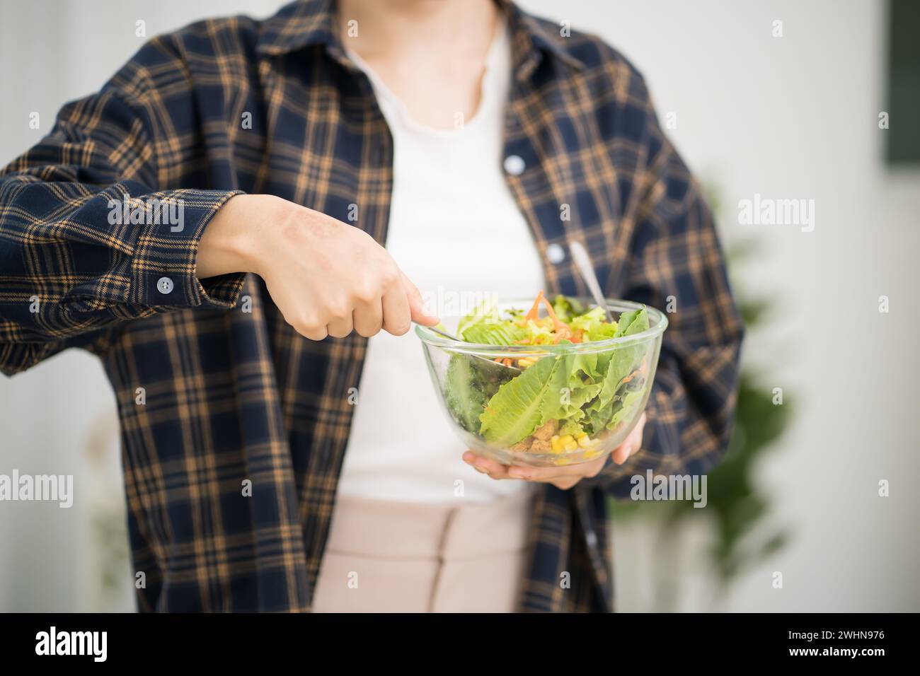 Asiatische Frau Diät Gewichtsverlust Essen frischen hausgemachten Salat gesunde Ernährung Konzept Stockfoto