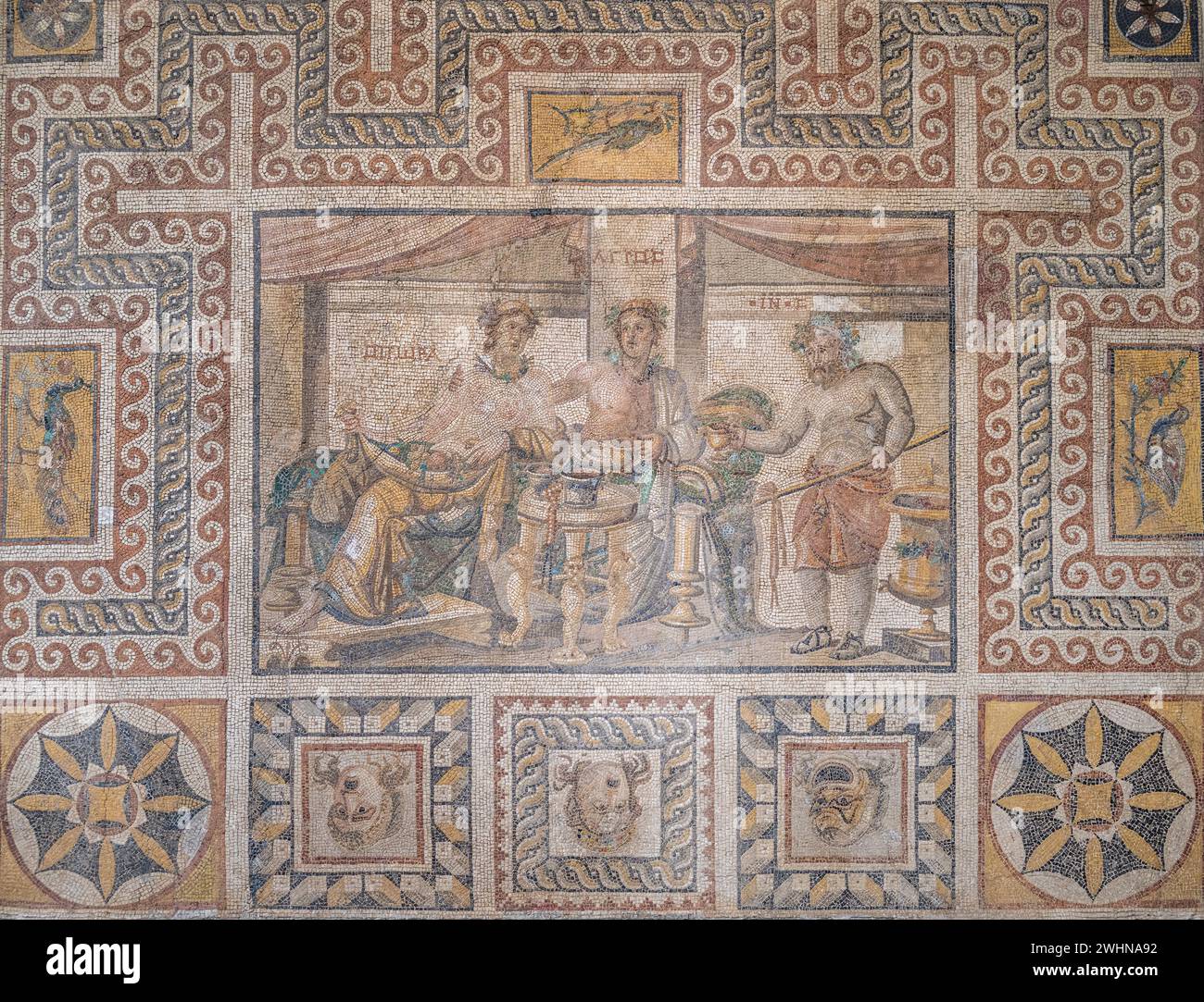 Mosaikboden mit Darstellung von Opora (Ernte), Artros (Feld) und Oinos (Wein) beim Abendessen aus dem 3. Jahrhundert aus dem „Haus des Bootes der Psychen“ in Har Stockfoto