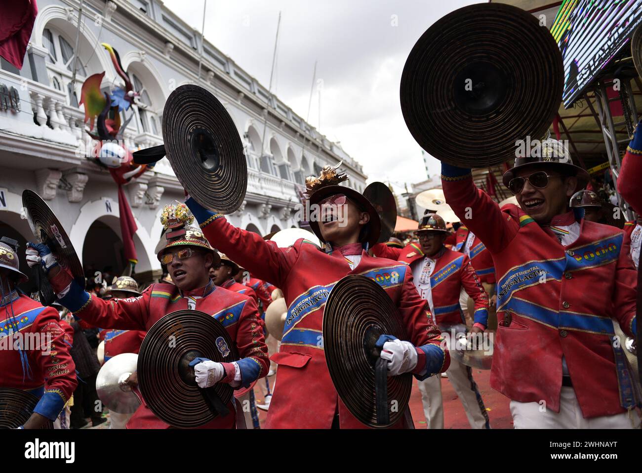 Oruro, Bolivien. Februar 2024. Musiker spielen während des Karnevals in Oruro. Das Festival mit Volkstänzen, Kostümen und Musik ist eine der größten Touristenattraktionen des Landes. Der Karneval von Oruro wurde von der UNESCO zum immateriellen mündlichen Kulturerbe der Menschheit erklärt. Quelle: Rodwy Cazon/dpa/Alamy Live News Stockfoto