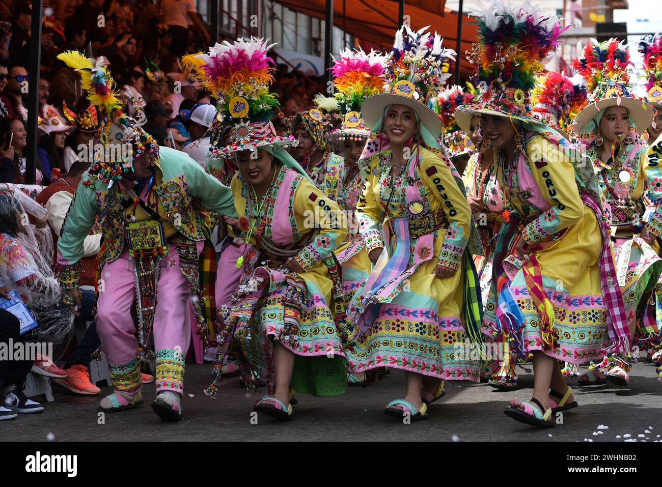 Oruro, Bolivien. Februar 2024. Tänzer der Gruppe „Tinkus“ treten während des Karnevals in Oruro auf. Das Festival mit Volkstänzen, Kostümen und Musik ist eine der größten Touristenattraktionen des Landes. Der Karneval von Oruro wurde von der UNESCO zum immateriellen mündlichen Kulturerbe der Menschheit erklärt. Quelle: Rodwy Cazon/dpa/Alamy Live News Stockfoto