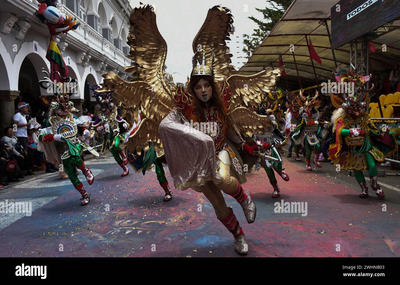 Oruro, Bolivien. Februar 2024. Tänzer der Gruppe „Diablada“ treten während des Karnevals in Oruro auf. Das Festival mit Volkstänzen, Kostümen und Musik ist eine der größten Touristenattraktionen des Landes. Der Karneval von Oruro wurde von der UNESCO zum immateriellen mündlichen Kulturerbe der Menschheit erklärt. Quelle: Rodwy Cazon/dpa/Alamy Live News Stockfoto
