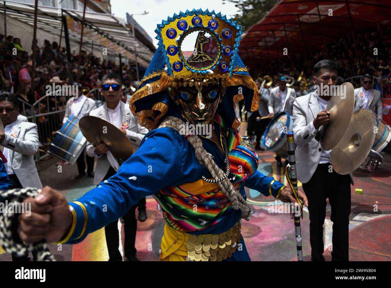 Oruro, Bolivien. Februar 2024. Tänzer der Gruppe „Llamerada“ treten während des Karnevals in Oruro auf. Das Festival mit Volkstänzen, Kostümen und Musik ist eine der größten Touristenattraktionen des Landes. Der Karneval von Oruro wurde von der UNESCO zum immateriellen mündlichen Kulturerbe der Menschheit erklärt. Quelle: Rodwy Cazon/dpa/Alamy Live News Stockfoto