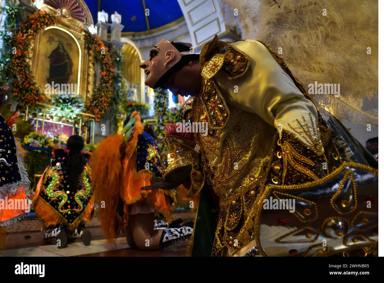 Oruro, Bolivien. Februar 2024. Tänzer der „Diablada“ tanzen vor der Jungfrau von Socavon, nachdem sie an der Hauptparade des Karnevals in Oruro teilgenommen haben. Der Karneval von Oruro wurde von der UNESCO zum immateriellen mündlichen Kulturerbe der Menschheit erklärt. Quelle: Rodwy Cazon/dpa/Alamy Live News Stockfoto