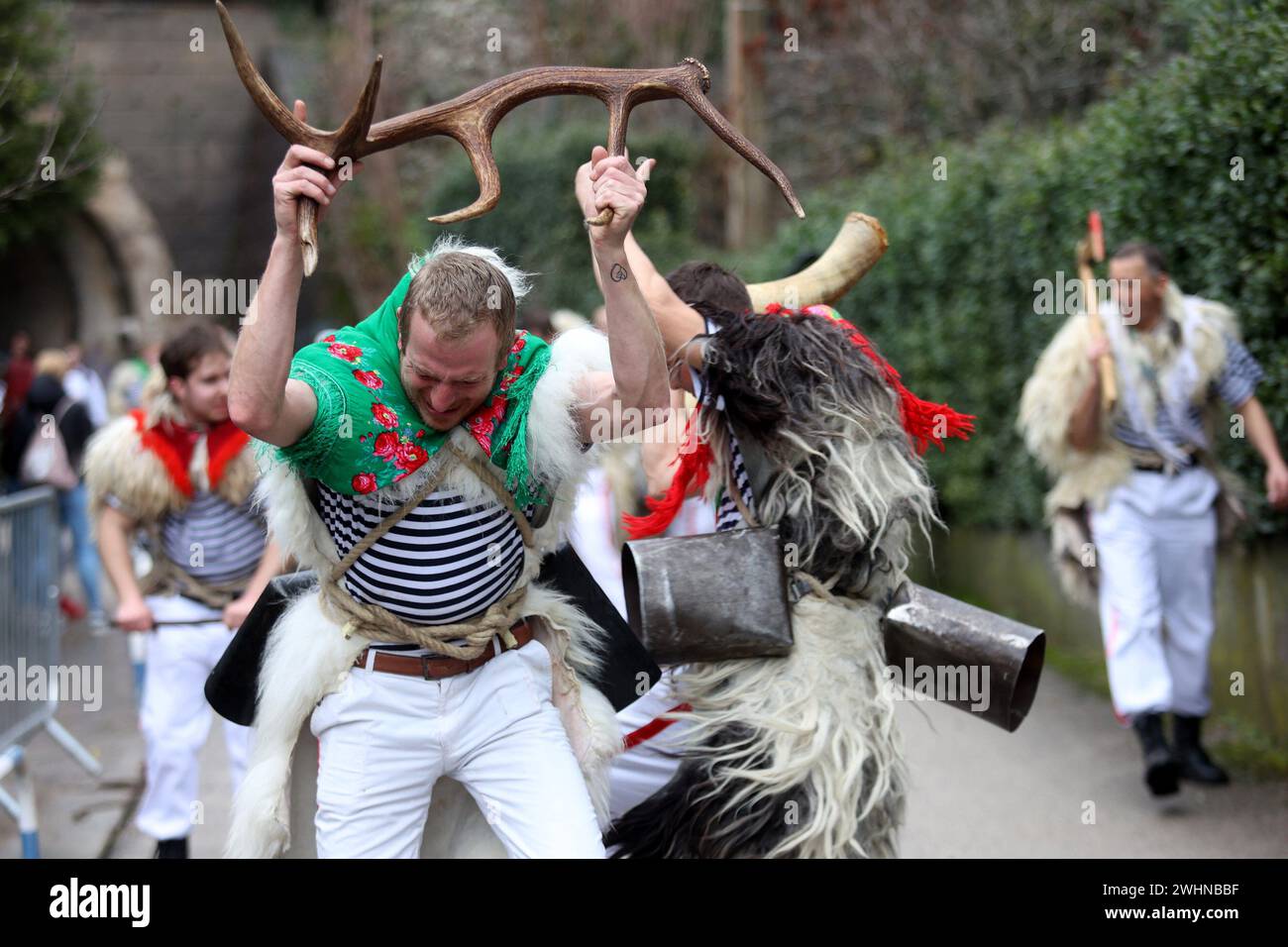 (240211) -- MATULJI, 11. Februar 2024 (Xinhua) -- Menschen in Kostümen nehmen am 10. Februar 2024 an der Glockenklingelparade in Matulji, Kroatien, Teil. (Nel Pavletic/PIXSELL über Xinhua) Stockfoto