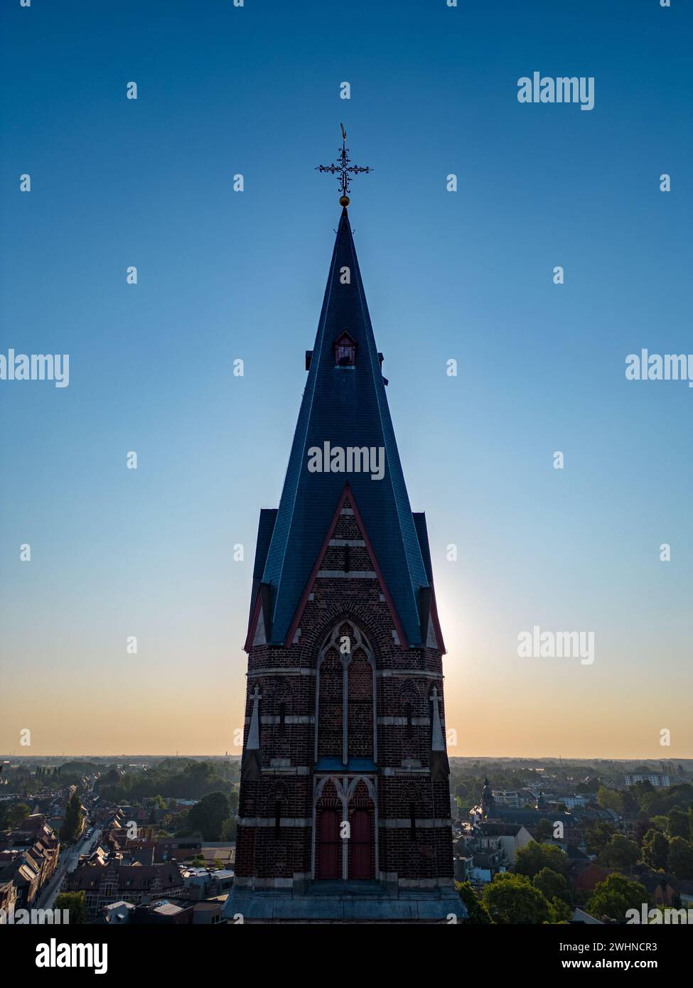 Spiritueller Sonnenaufgang: Kirchturm Silhouette Stockfoto