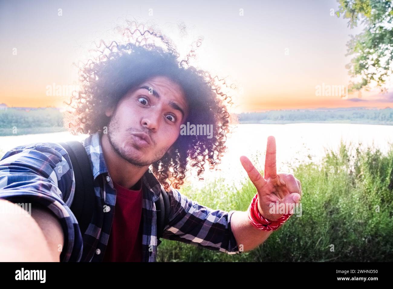 Abenteuer Bei Sonnenuntergang: Arabischer Wanderer Fängt Freudige Momente Ein Stockfoto