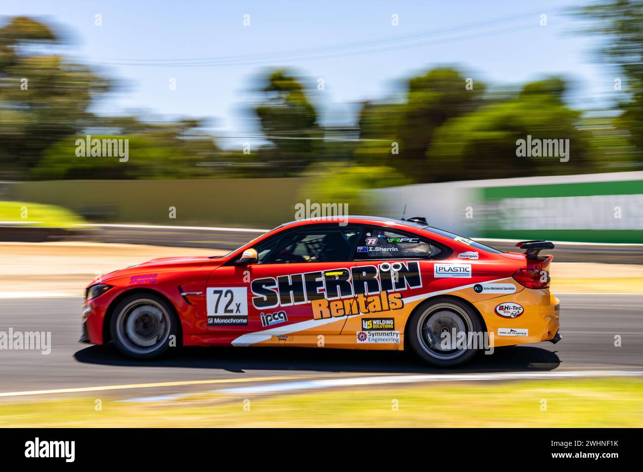 Sandown Park, Australien. Februar 2024. Iain Sherrin (#72) navigiert in seinem BMW M4 während des 4. Rennens der australischen Serienwagenserie am Sonntag beim Shannon’s Speed Series Race Sandown Credit: James Forrester/Alamy Live News Stockfoto