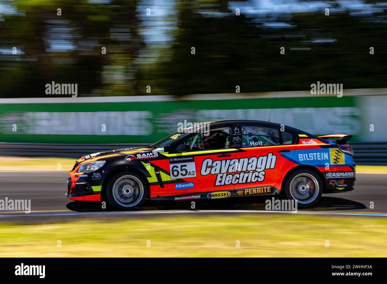 Sandown Park, Australien. Februar 2024. Matthew Holt (#65) wird in seinem HSV Clubsport während des 4. Rennens der australischen Serienwagenserie am Sonntag beim Shannon’s Speed Series Race Sandown in die Ecke der Dandenong Road. Credit: James Forrester/Alamy Live News Stockfoto