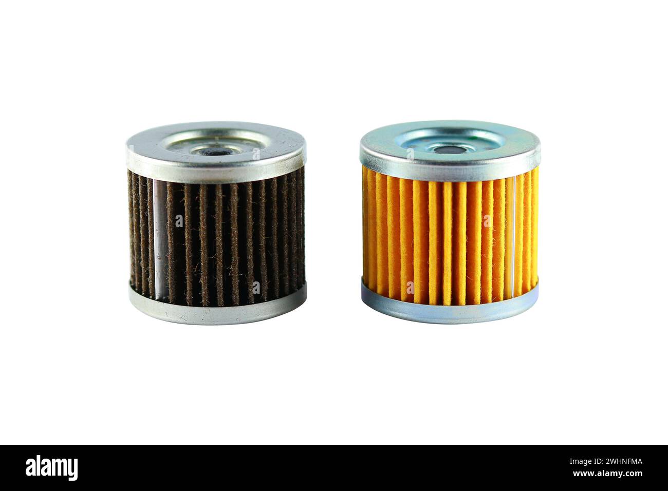 Gebrauchte und unbenutzte Motorradölfilter sind auf weißem Hintergrund isoliert Stockfoto