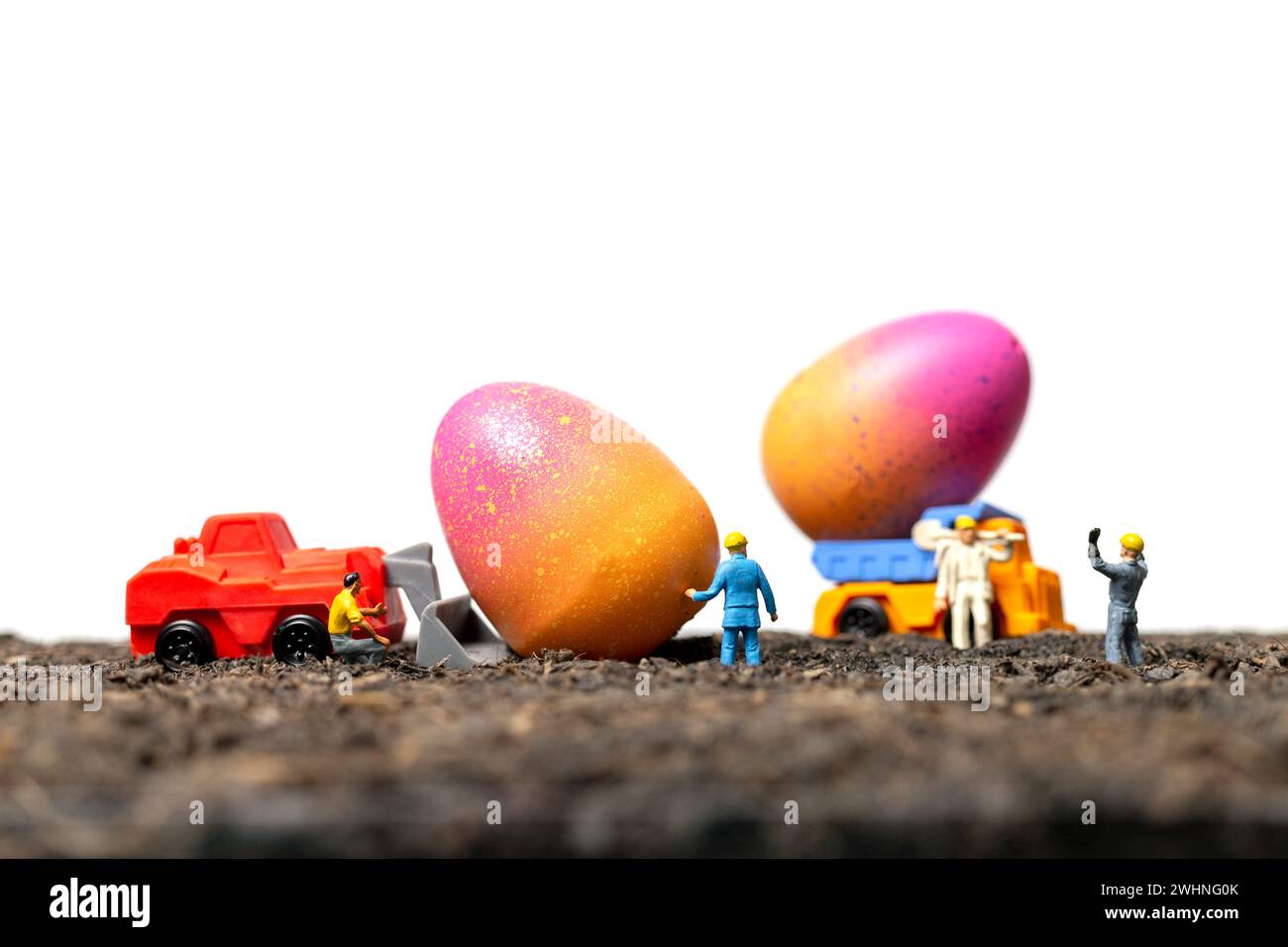 Miniaturmenschen arbeiten am Ostereier Stockfoto