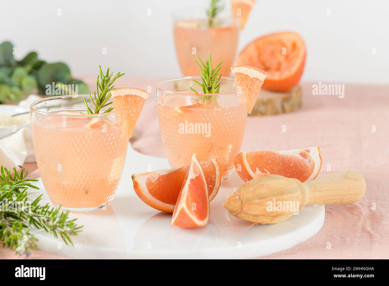 Grapefruitsaft mit Rosmarin Stockfoto