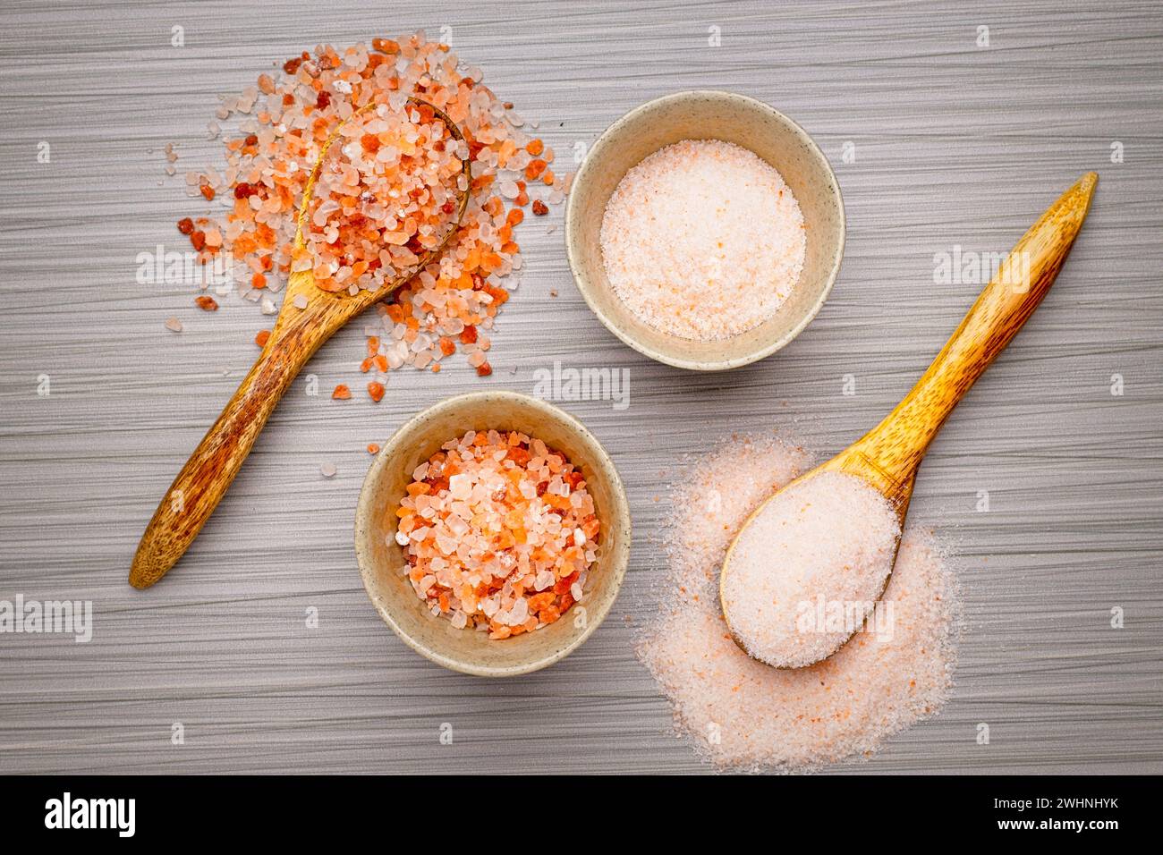 Flache Lage aus grobem und feinem himalaya-rosa Salz. Stockfoto