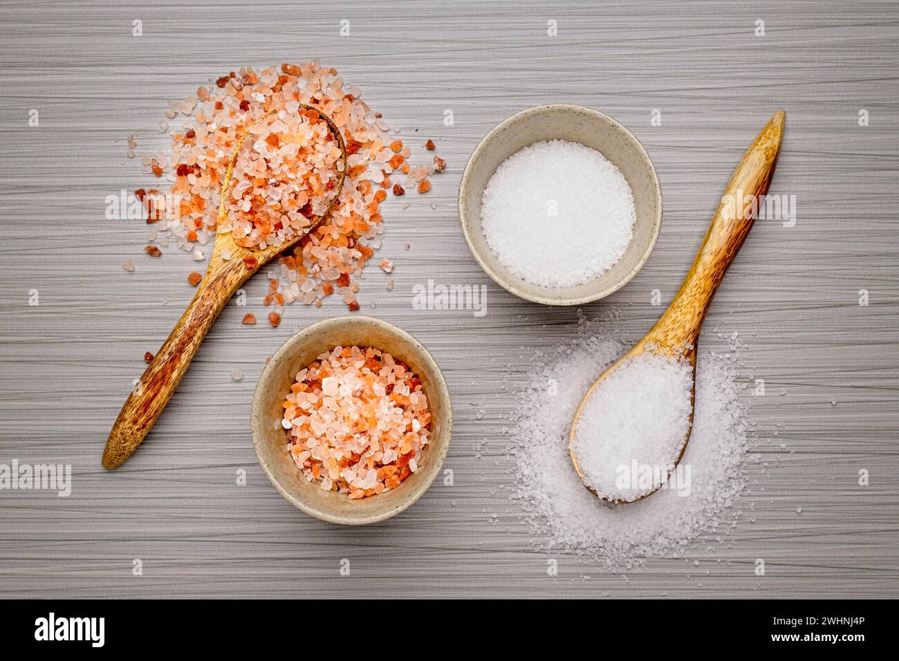 Flaches Lagen von grobem Meersalz und Himalaya-Salz. Stockfoto