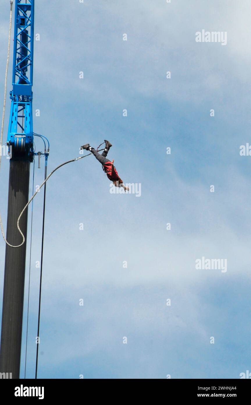 Bungee Jumping, Springen aus großer Höhe Stockfoto