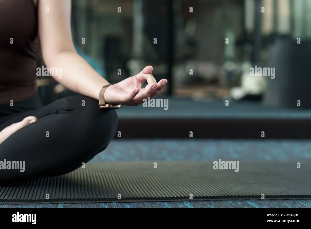 Easy Seat Pose weibliche attraktive asiatische Frau, die Yoga Dehnungsübung auf Matte Yoga Fitness Übungen macht. Gesunder Lebensstil Cal Stockfoto