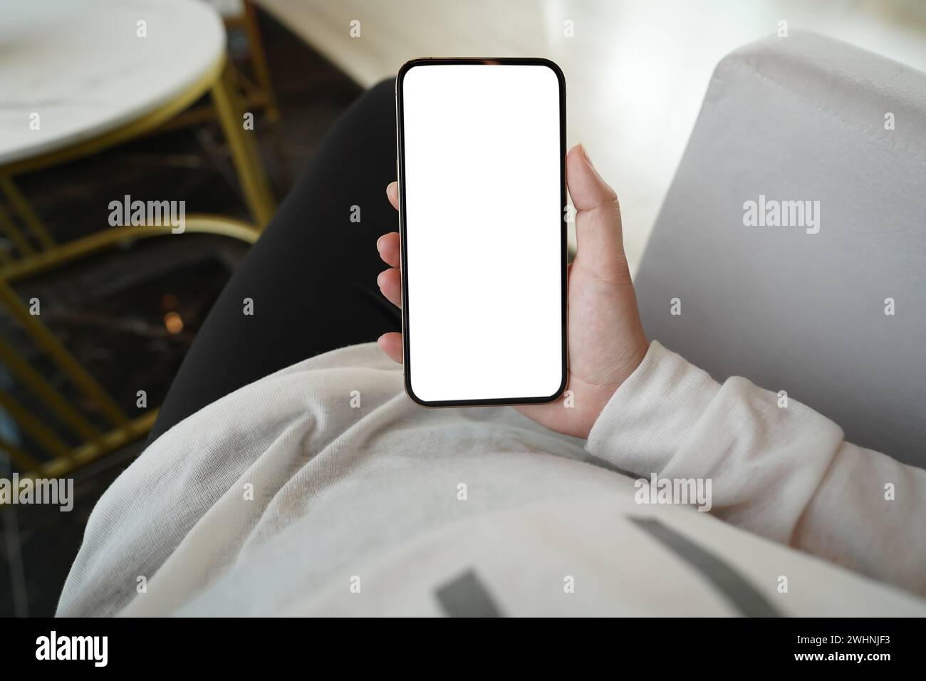 Frauenhände halten Handy-leerer Kopierraum-Bildschirm. Smartphone mit leerem weißen Bildschirm isoliert. Smartphone mit Technik Stockfoto