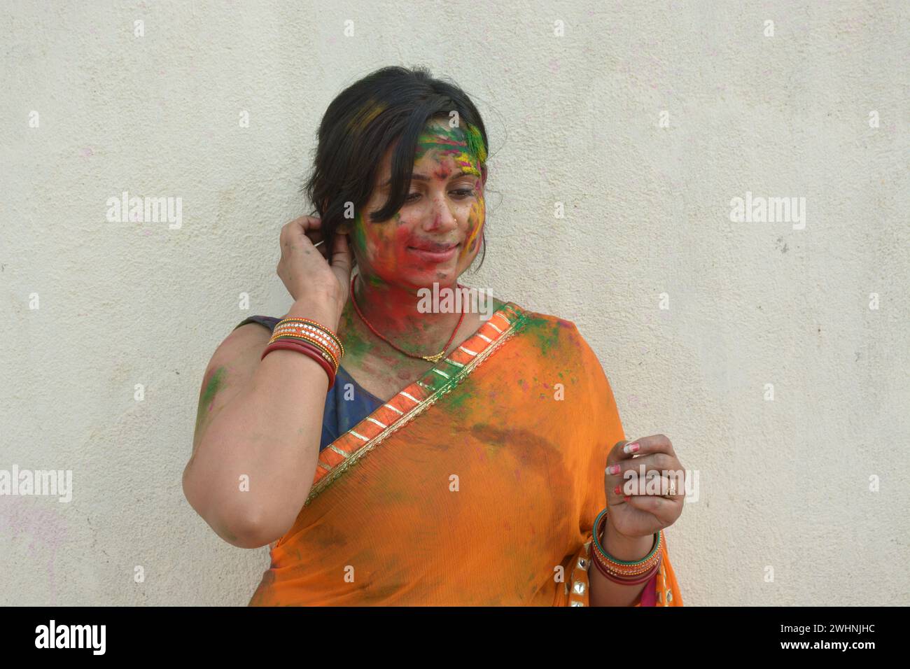 Porträt eines jungen Indianers, das holi spielt. Glückliche Frau genießt beim holi-Festival. Porträt eines indischen Mädchens in holi-Farben. Happy holi. Stockfoto