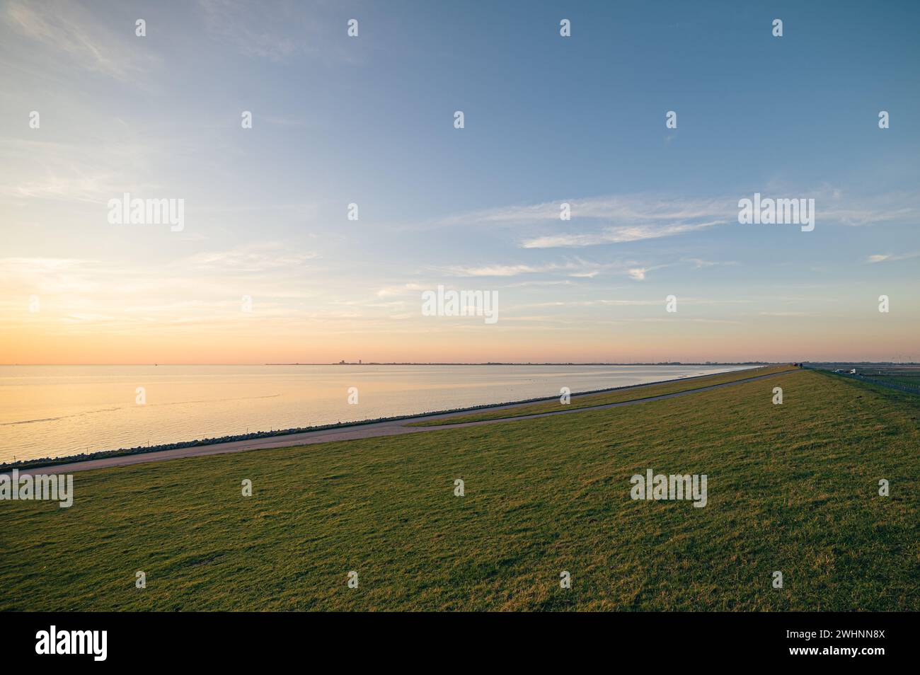 Abend auf einem Deich an der deutschen Nordseeküste Stockfoto