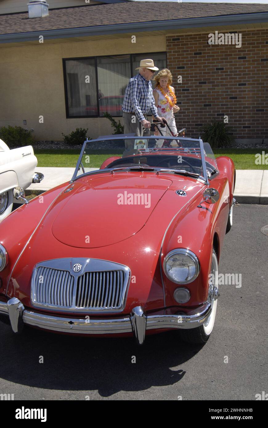 LEWISTON/IDAHO STATE/USA   Senioren im R oyal Plaza Retirement Center Genießen Sie heute am donnerstag, den 16. Mai 2012 Barbeque, hawaiianische Hotdogs und Hamburger sowie eine Oldtimer-Show (FOTO VON DEAN PICTURES) Stockfoto