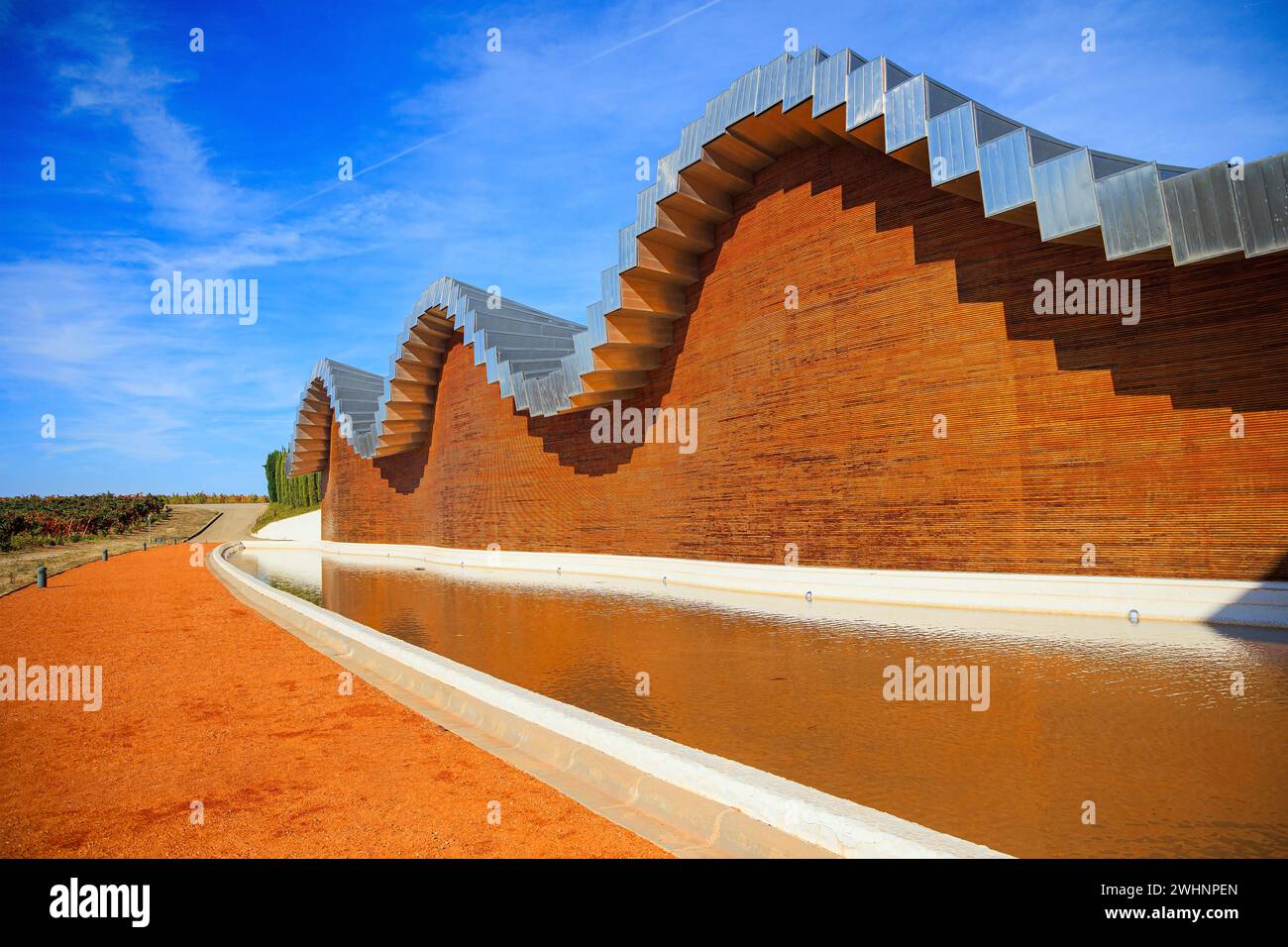Wellenförmiges Dach des Weinguts Stockfoto