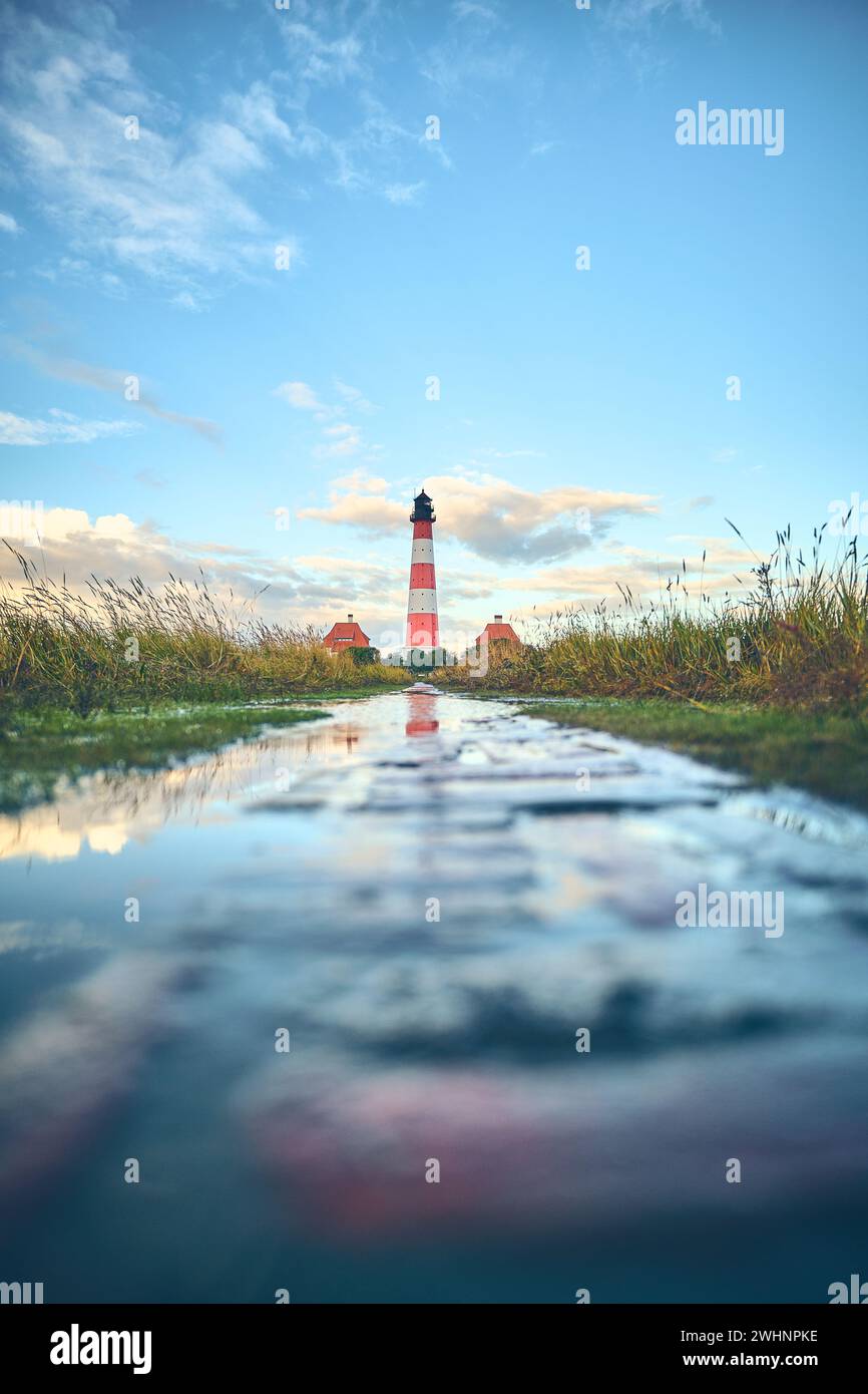 Historischer Weg zum Leuchtturm an der Nordseeküste Stockfoto