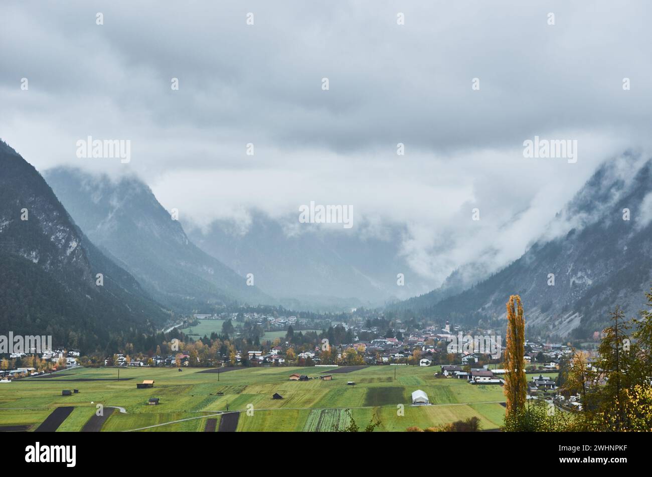 Dorf in einem Tal in Österreich am bewölkten Tag Stockfoto