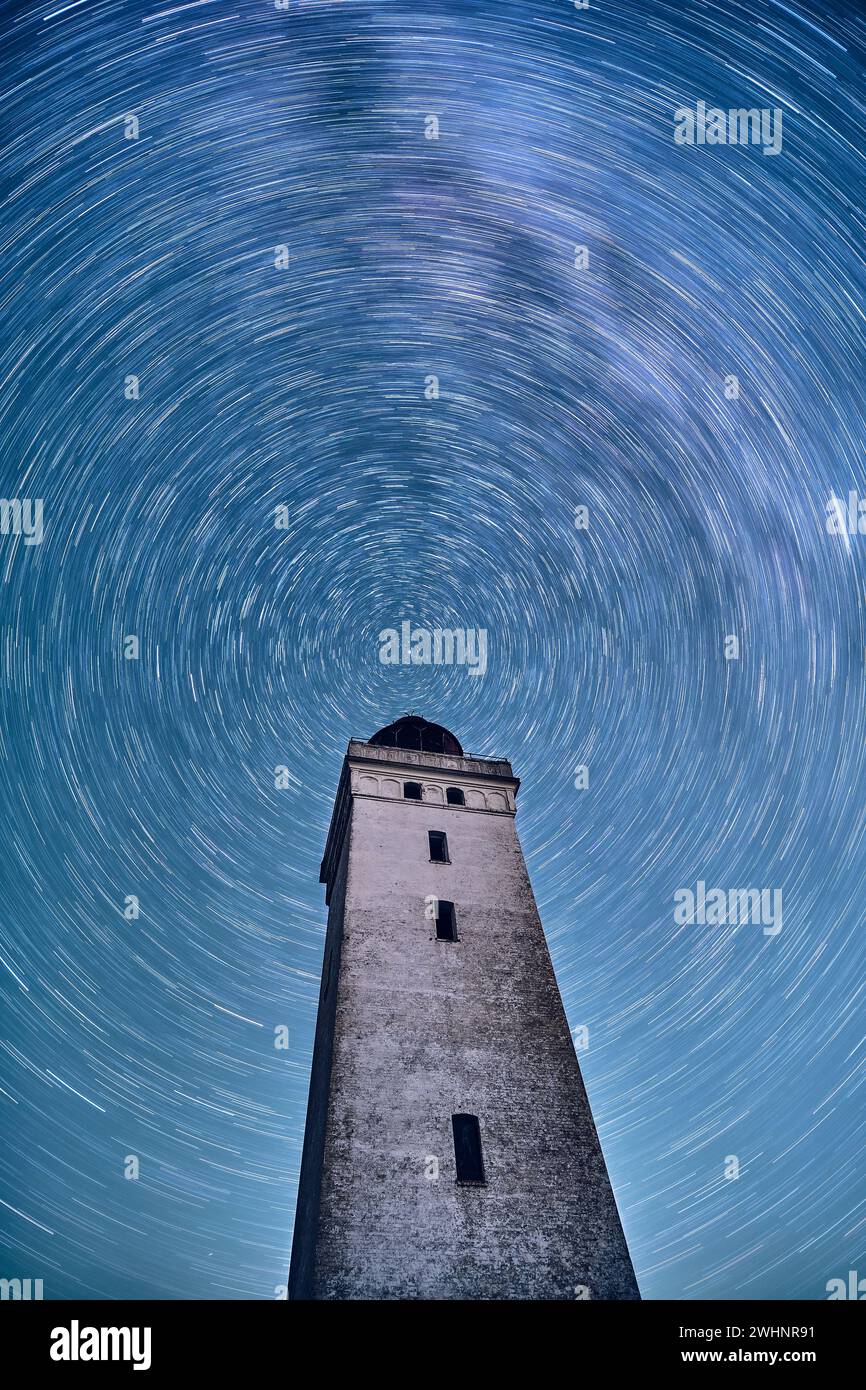 Rotierende Sterne über Rubjerg Knude Fyr im Norden Dänemarks Stockfoto