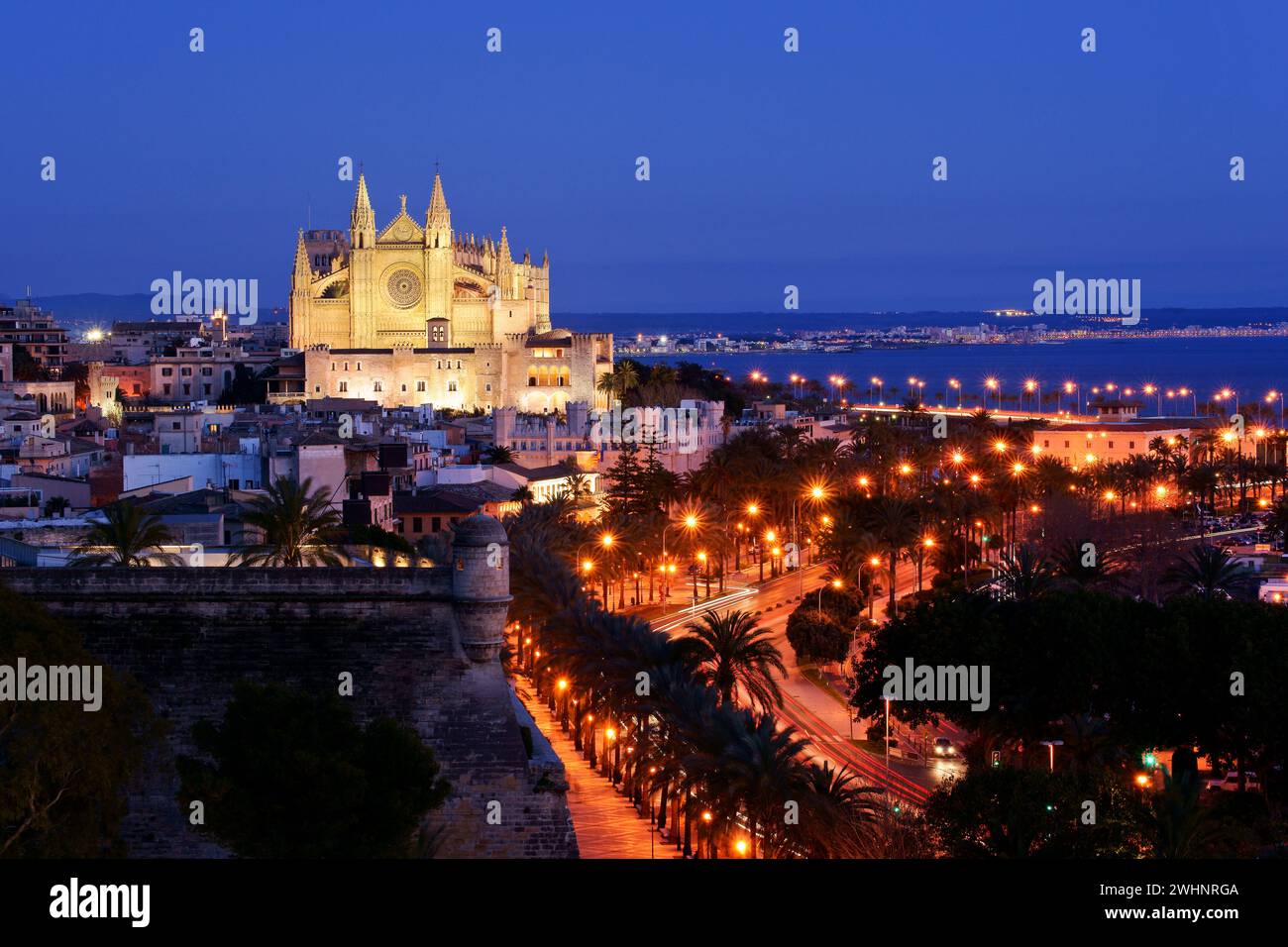 Catedral de Mallorca (S. XIII-s.XX) y Baluard de Sant Pere .Palma.Mallorca.Islas Baleares. EspaÃ±a. Stockfoto